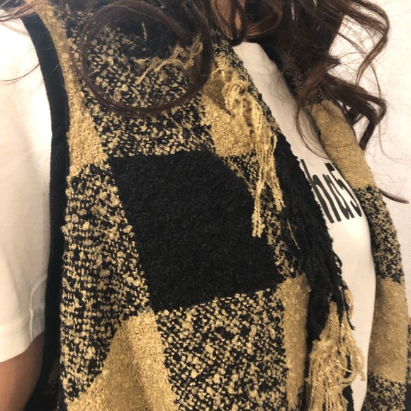 ✨LAST ONE✨Gorgeous fringe trim plaid vest - Picture 5 of 5